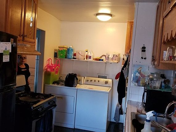 5th image of 221 E 111th St