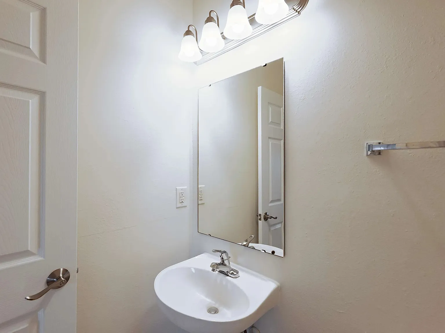1 bed, 1.5 bath, 834 sqft, $1,225 — Photo 4