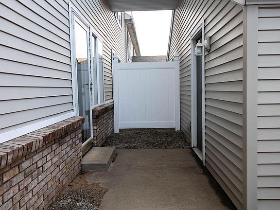 3rd image of 8555 Courtland Dr NE