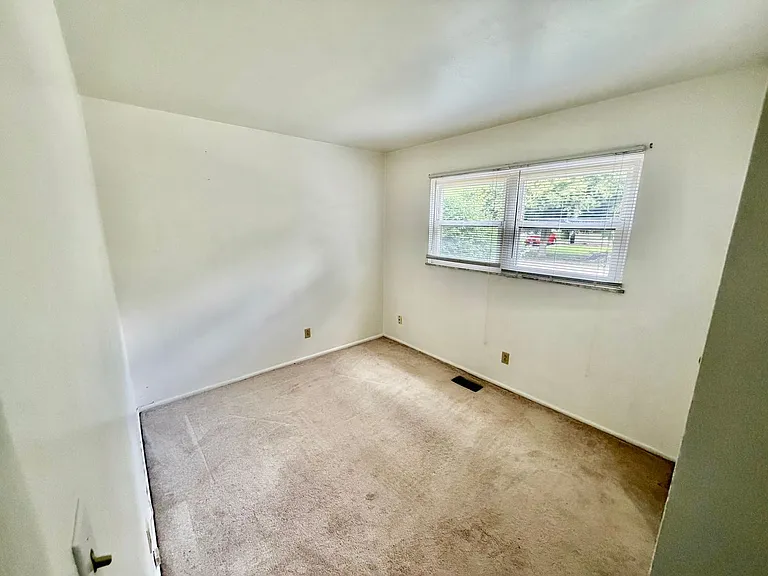 1240 Dogwood Ln — Photo 7