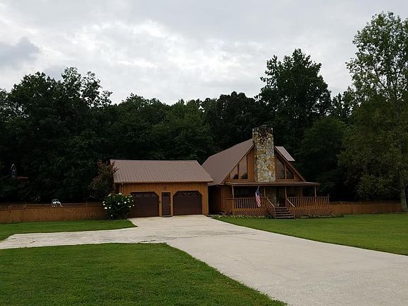 Front w Concrete driveway