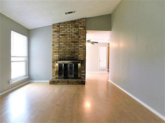 5th image of 2114 Carousel Dr