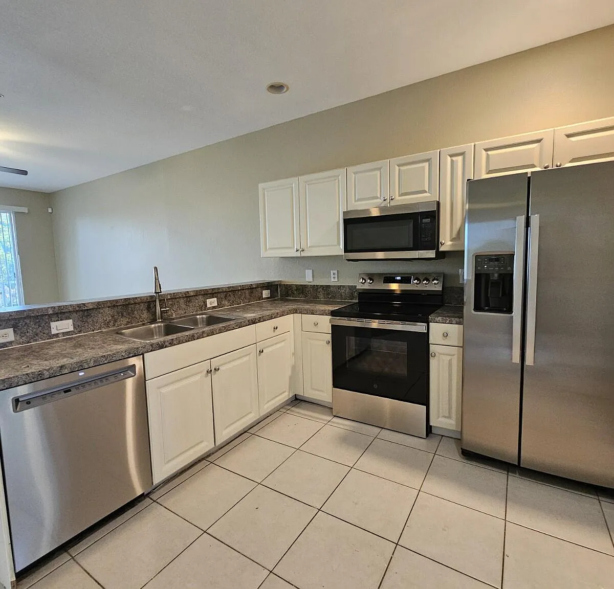 3 bed, 2.0 bath, 1049 sqft, $1,950 — Photo 4