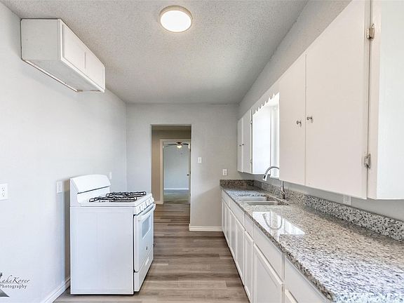 3rd image of 850 Sunset Dr