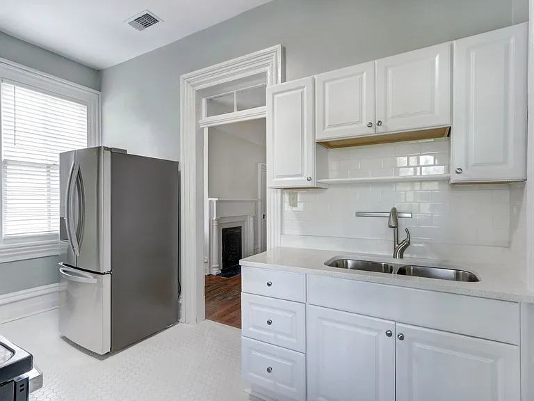 218 E Henry St #B — Photo 16