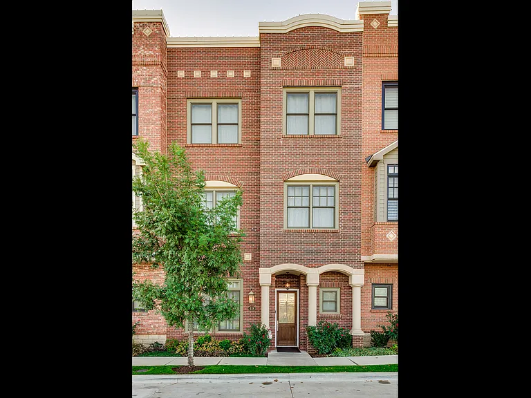 418 NE 2nd St — Photo 27