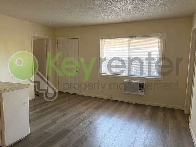 1065 Santiago Ave #6 — Photo 3