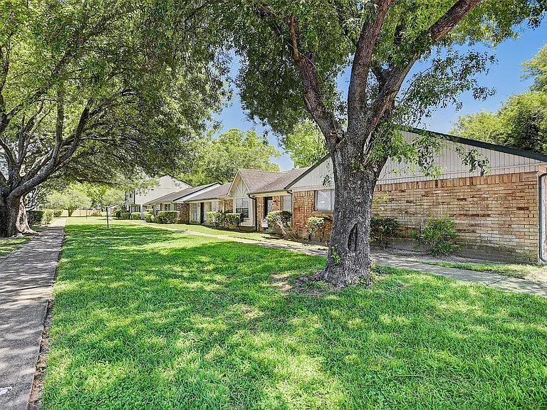 1106 Lyric Ln — Photo 3