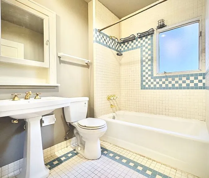 2112 E Republican St #UPPER — Photo 9