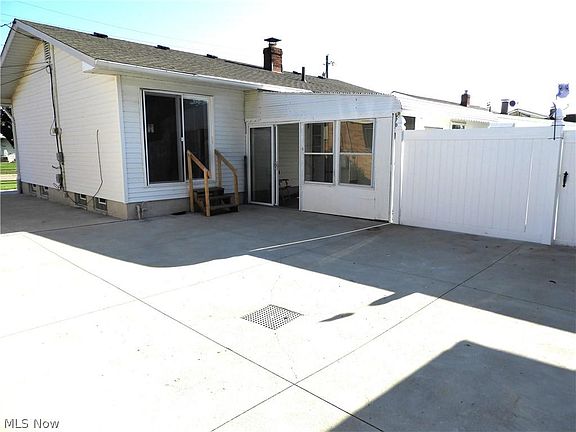 4th image of 15733 Sylvia Dr