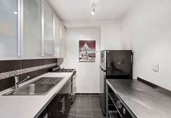 3rd image of 77 W 55th St APT 17K