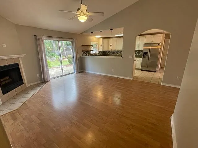 4 bed, 1650 sqft, $2,420 — Photo 3