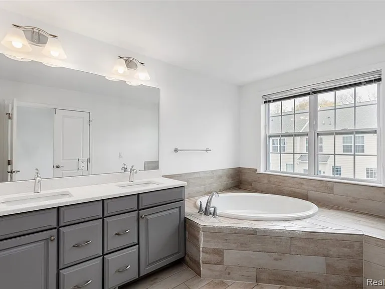 2769 Ashcombe Dr — Photo 35