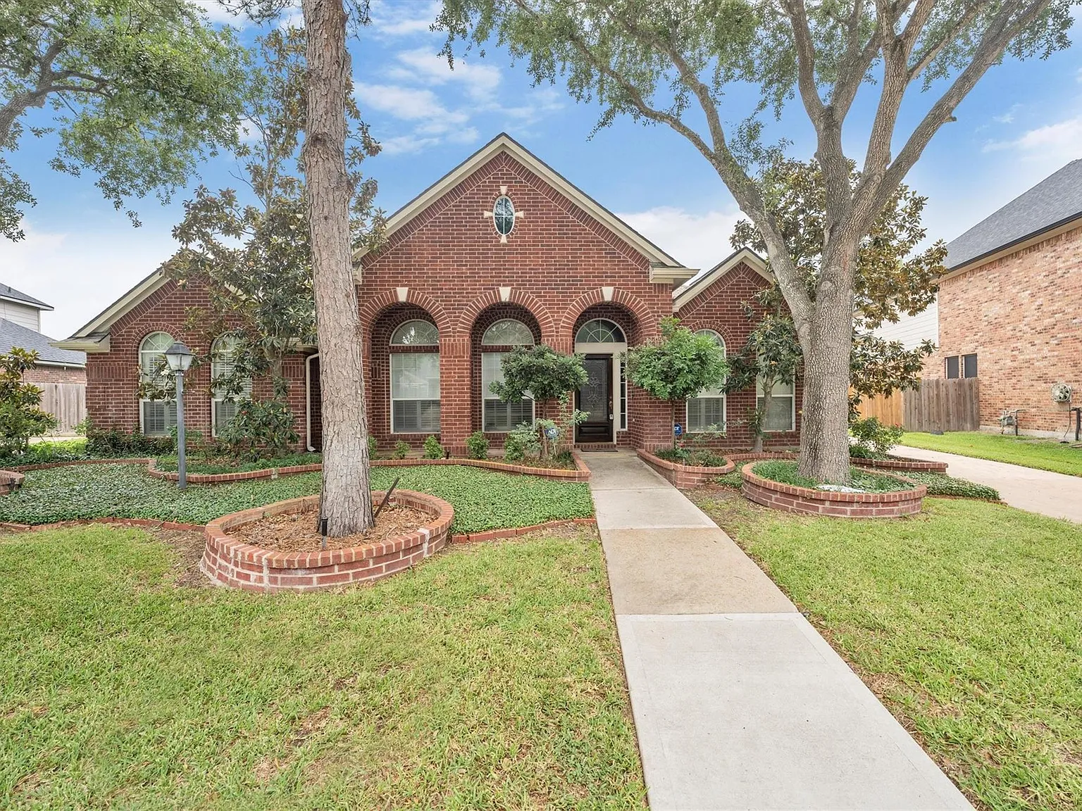 3 bed, 2.0 bath, 3134 sqft, $3,200 — Photo 2