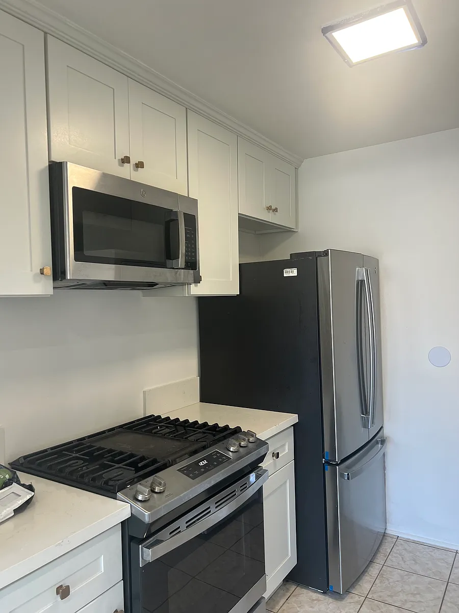 Fully equipped kitchen with stainless steel appliances - 6100 Fountain Ave #11