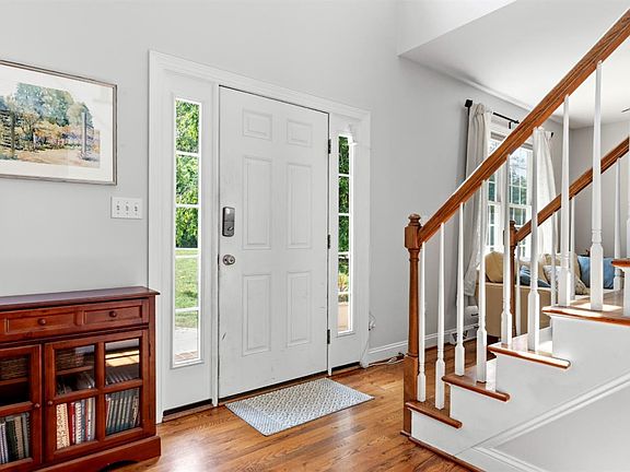 3rd image of 216 Holland Ct