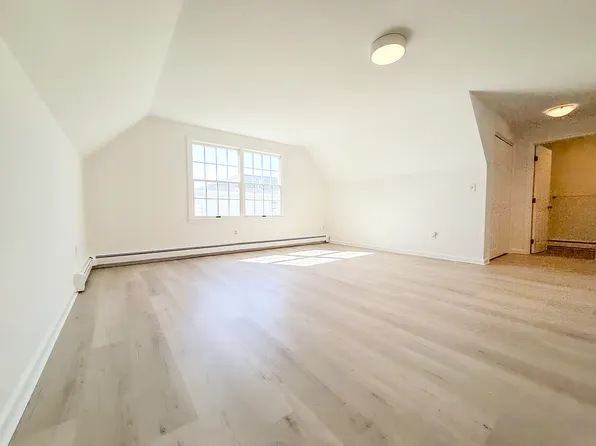 21 1/2 Bowery St, Newport, RI 02840