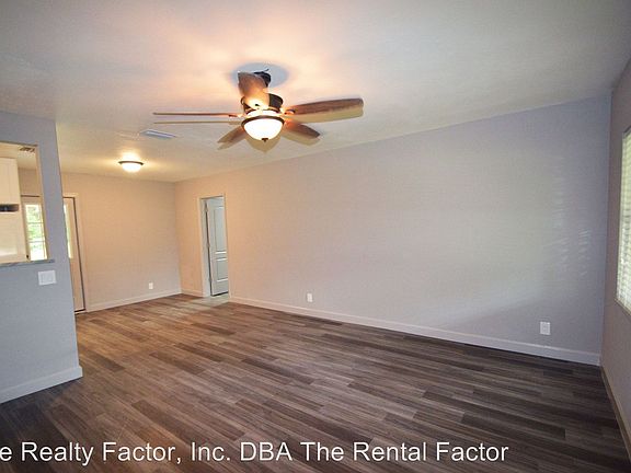3rd image of 301 Tucker Dr