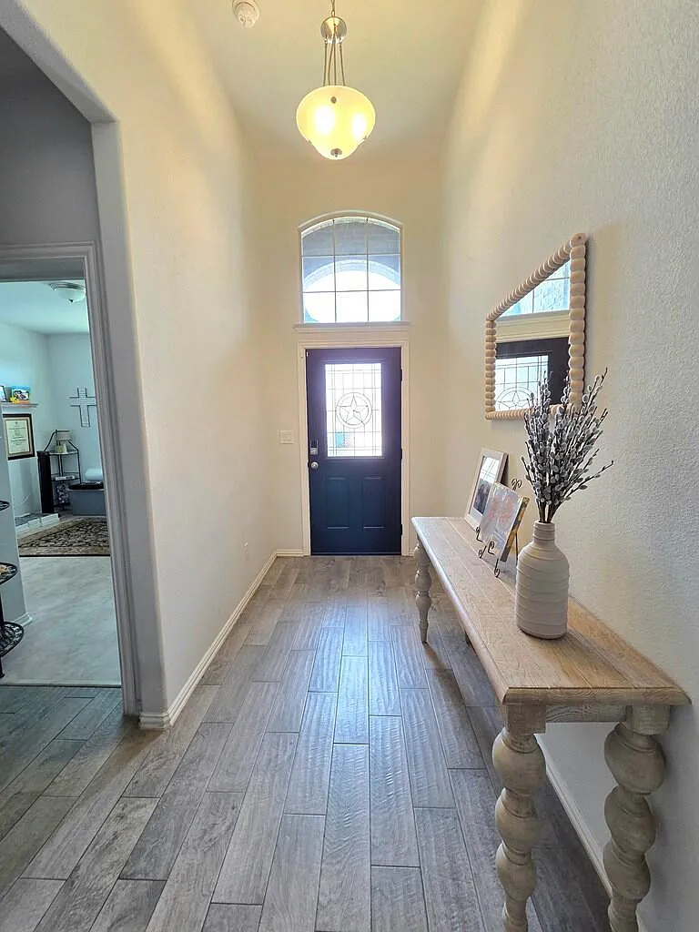 4 bed, 2.5 bath, 2203 sqft, $2,950 — Photo 2