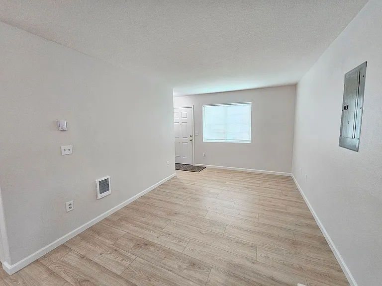 9833 N Lombard St — Photo 2