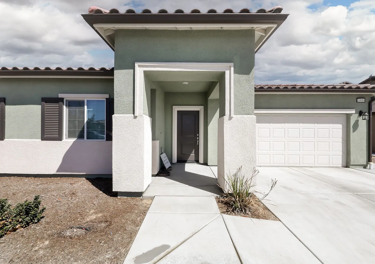Just Like New! Fully Upgraded 4 bed / 2 bath Model Home. — Photo 1