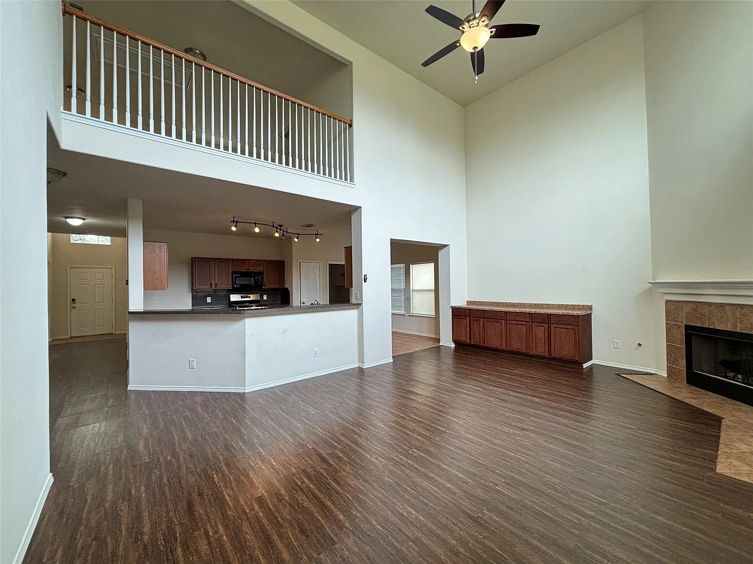 4 bed, 2.5 bath, 2510 sqft, $2,350 — Photo 3
