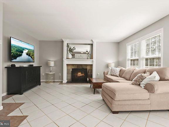 4th image of 239 Bishops Glen Dr