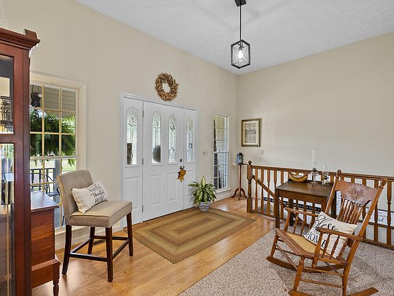 5th image of 831 Meadowcrest Cir