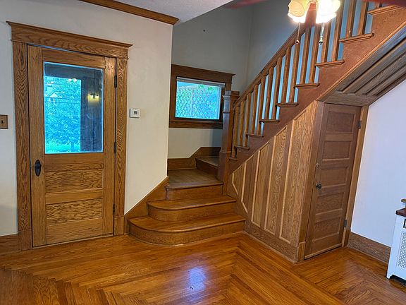 3rd image of 220 Lincoln Ave
