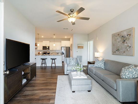 4th image of 1000 Hathaway Blvd #205