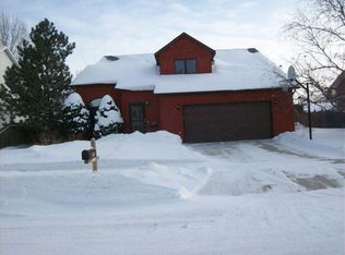 619 Plain Hills Dr, Grand Forks, ND 58201