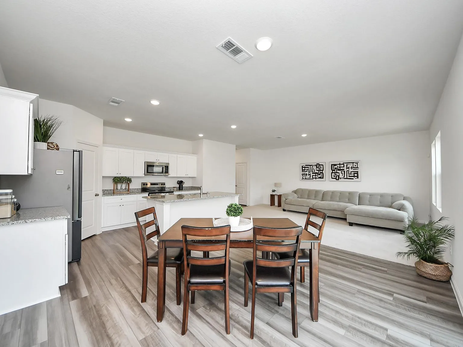 4 bed, 3.0 bath, 2260 sqft, $2,400 — Photo 2