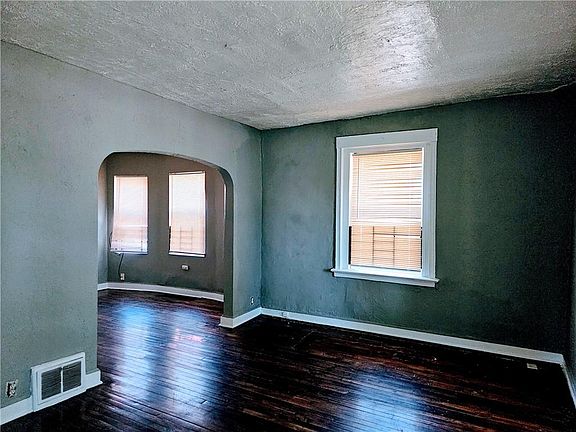 5th image of 638 S Van Brunt Blvd