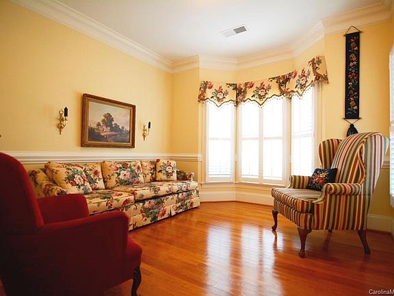 5th image of 1057 The Glen St #2