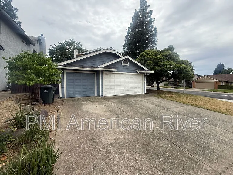 3400 Cobblestone Dr — Photo 2