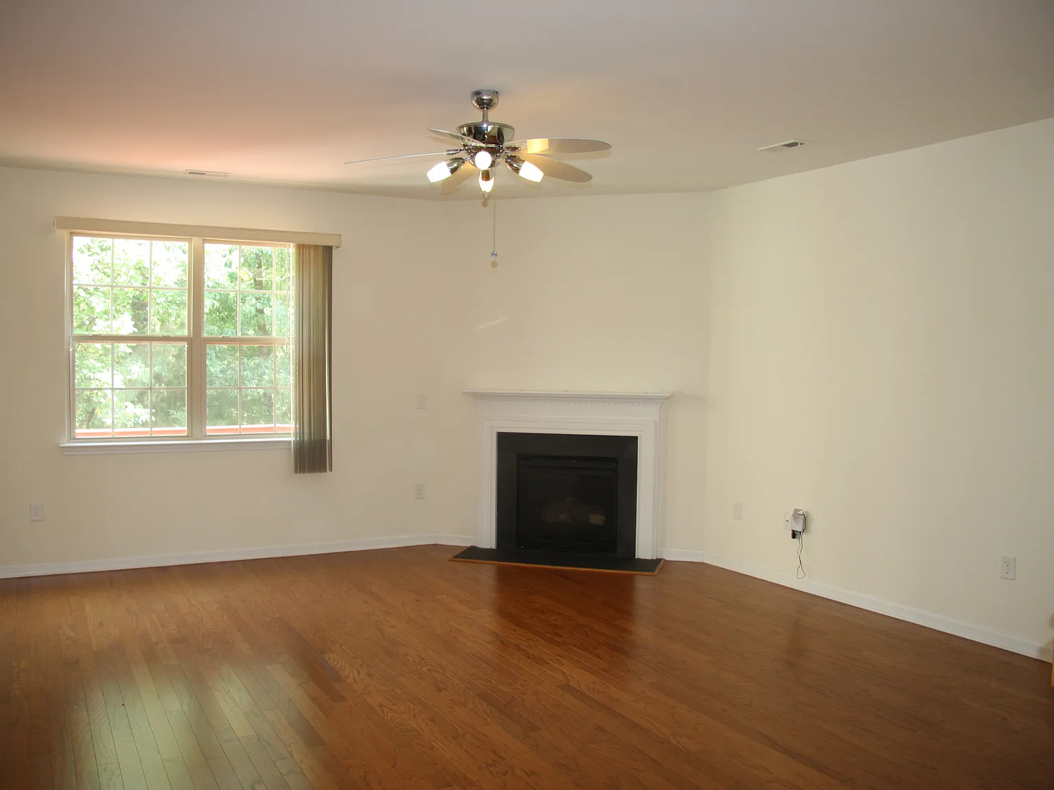 3 bed, 2.5 bath, 2528 sqft, $2,600 — Photo 4