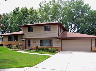 1300 Pinewood Dr, Woodbury, MN 55125
