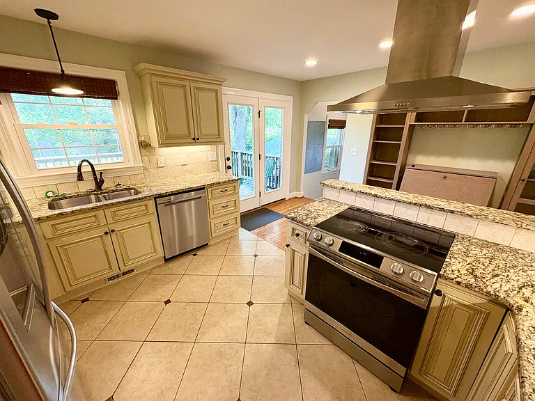 1233 Plymouth Ave — Photo 13