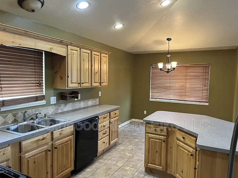 214 Brookwood Dr — Photo 11