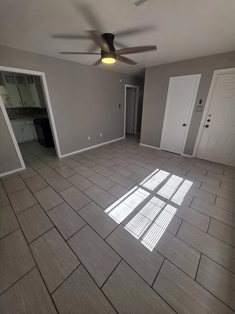 3 bed, 2.0 bath, 1039 sqft, $1,800 — Photo 4