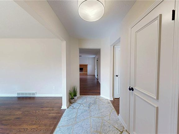 4th image of 10128 Broadmoor St
