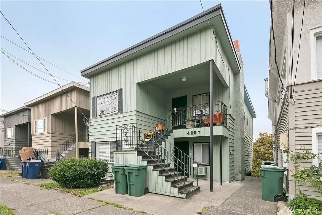 4257 Greenwood Ave N — Photo 1