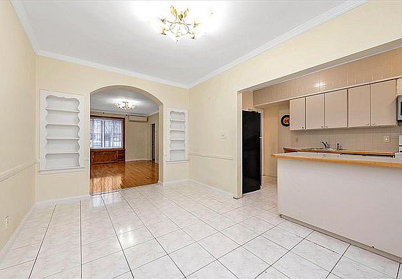 5th image of 139-33 Pershing Cres #Wh
