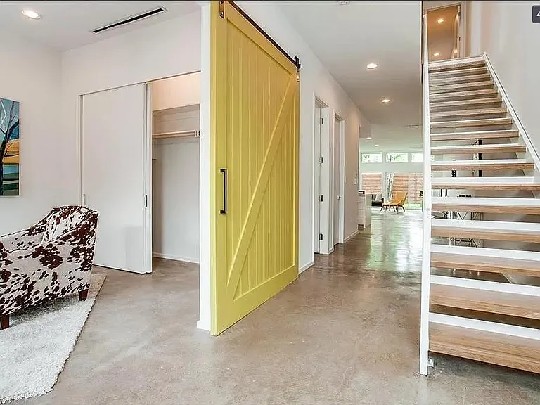 2308 N Prairie Ave — Photo 4