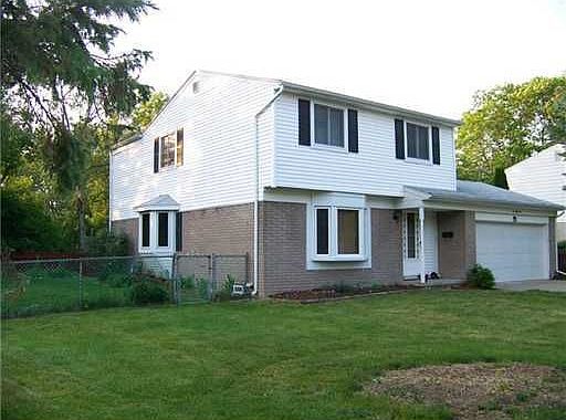 3rd image of 1055 Louise St