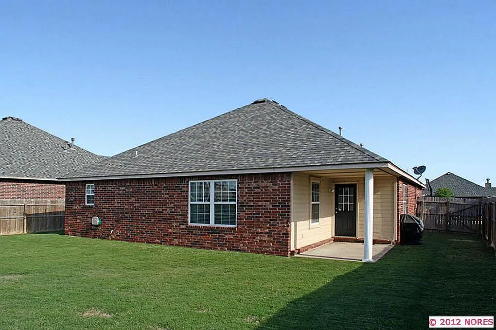 3 bed, 1600 sqft, $1,950 — Photo 2
