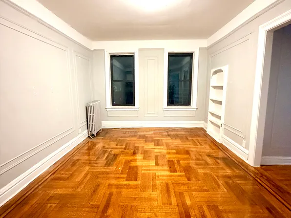 157-11 Sanford Avenue image 2 of 5