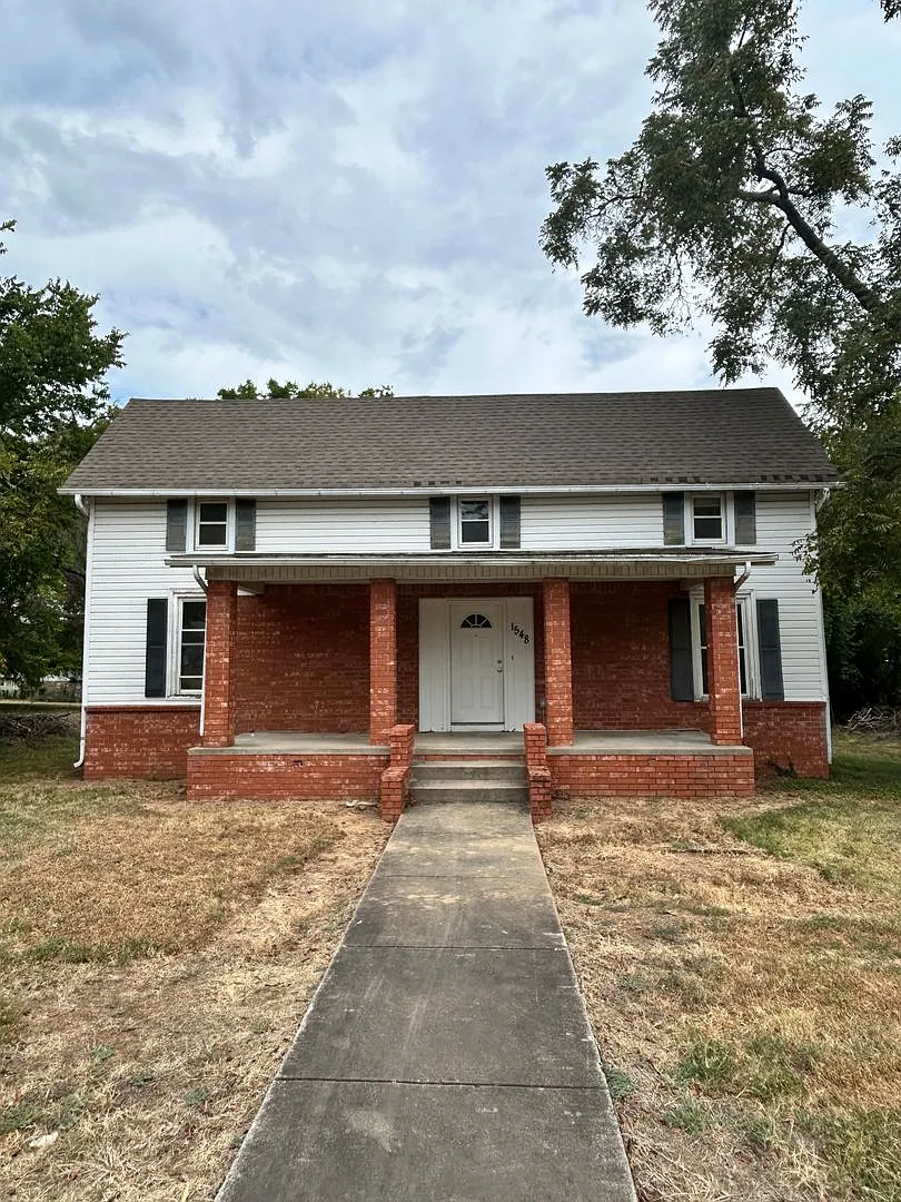 Leasing Now 4 Bedroom 2 Bathroom home, private parking. — Photo 1