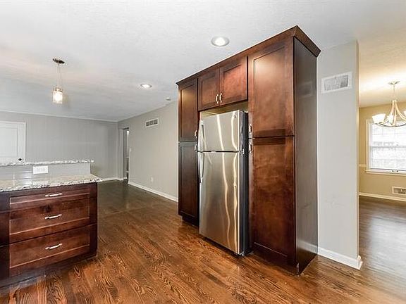 3rd image of 6913 W 101st Ter