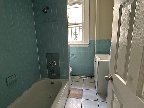 4th image of 233 Rose St Floor 1